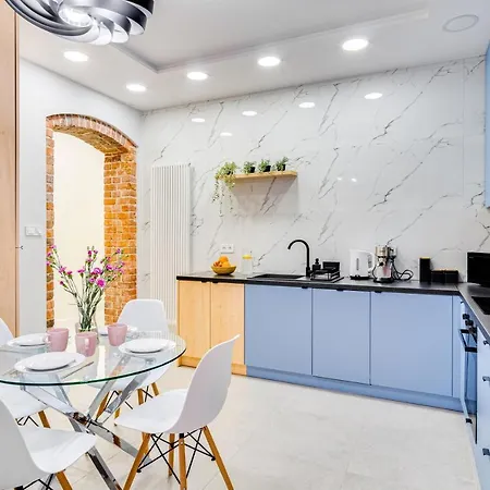 Pleasant ~ 700m Main Square - Self Check-in 24h